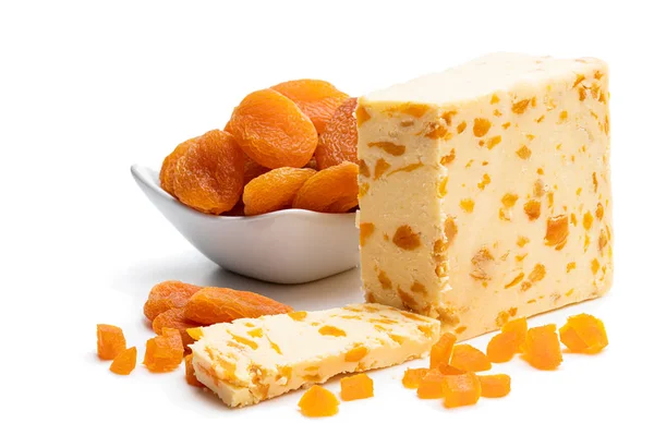 Традиционный сыр чеддер с сухим абрикосом, изолированный на белом — стоковое фото