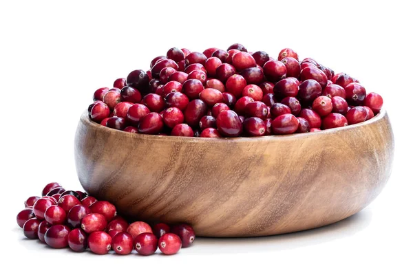 Cranberries frescos em tigela de madeira isolada em branco — Fotografia de Stock