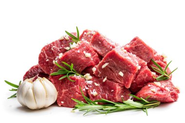 Biberiye ile dilimlenmiş çiğ et ve beyaza izole edilmiş sarımsak. 