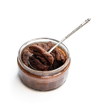 Beyaz kavanozlarda bulunan ev yapımı lezzetli çikolatalı sufle. 