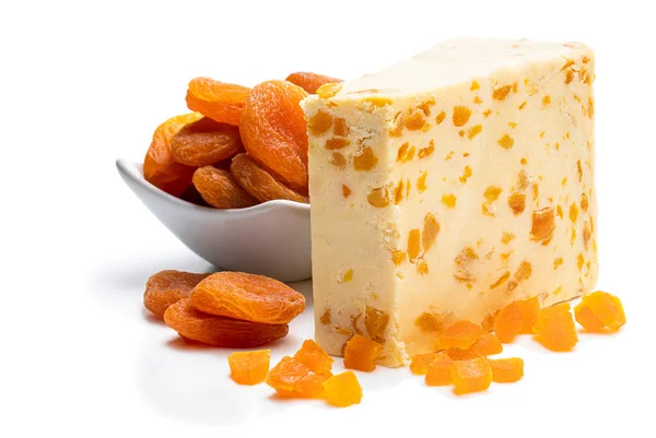 Hagyományos cheddar sajt száraz sárgabarackkal, fehér alapon izolálva — Stock Fotó