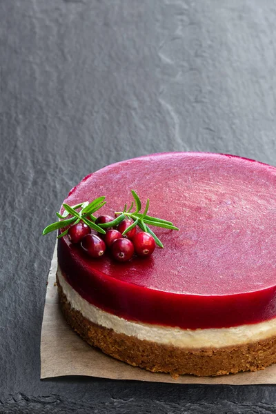 Délicieux gâteau au fromage de canneberge en couches sur fond de pierre noire — Photo