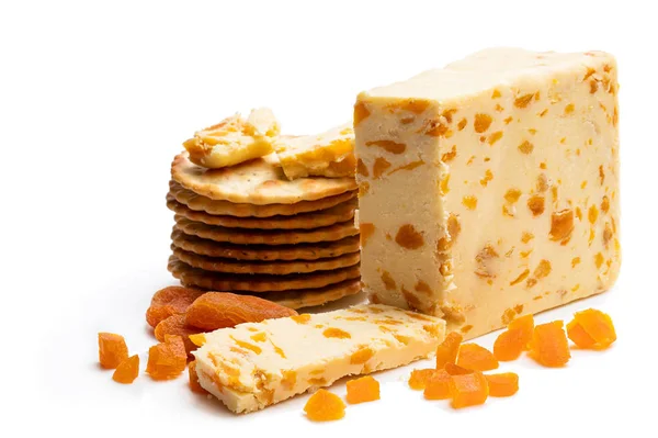 Hagyományos cheddar sajt száraz sárgabarackkal elszigetelt fehér alapon — Stock Fotó