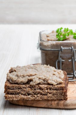 Beyaz izole otlar ile ringa gelen Forshmak macunu 