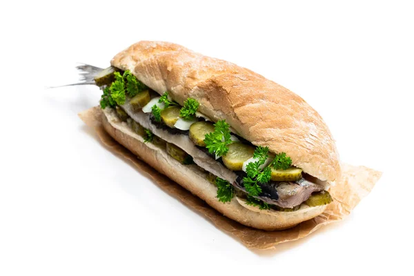 Traditionele Hollandse sandwich met haring en augurken geïsoleerd op wit — Stockfoto