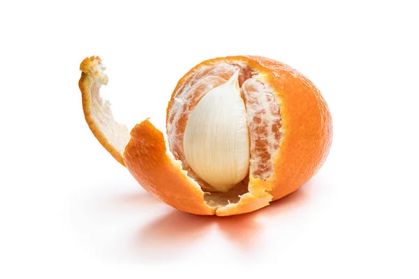 Concetto di frutta artificiale. Mandarino pelato con spicchio d'aglio . — Foto Stock