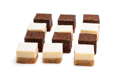 Mini çikolata ve vanilyalı cheesecake dilimleri beyaz üzerine izole edilmiş. 