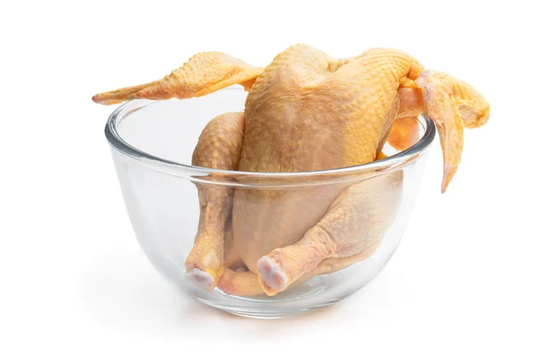 Porumb integral crud hrănit poussin într-un bol de sticlă limpede izolat pe fundal alb. Gata de gătit . — Fotografie, imagine de stoc