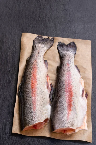 Pesce Fresco Crudo Arcobaleno Trota Con Testa Rimossa Sfondo Pietra — Foto Stock