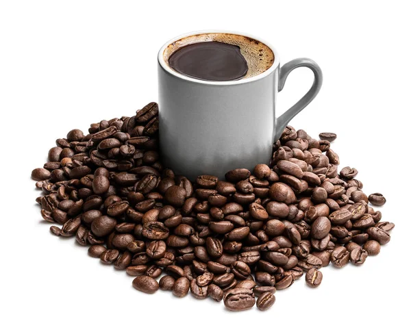 白に隔離された豆と小さなカップで黒コーヒー — ストック写真