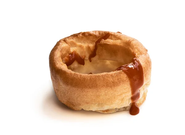 Yorkshire Puddingen Met Bruine Saus Geïsoleerd Witte Achtergrond — Stockfoto