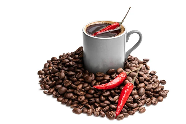 Caffè Nero Piccante Tazzina Con Fagioli Peperoncino Isolato Bianco — Foto Stock