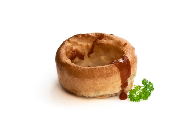 Kahverengi Soslu Yorkshire Pudingi Beyaz Arka Planda Izole Edilmiş — Stok fotoğraf