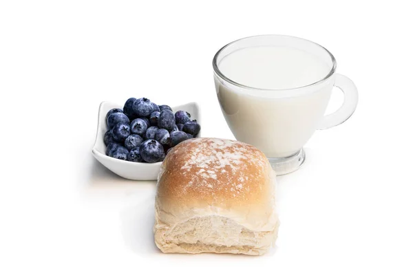 Frisch Gebackenes Weizenbrötchen Mit Blaubeere Und Glas Milch Isoliert Auf — Stockfoto