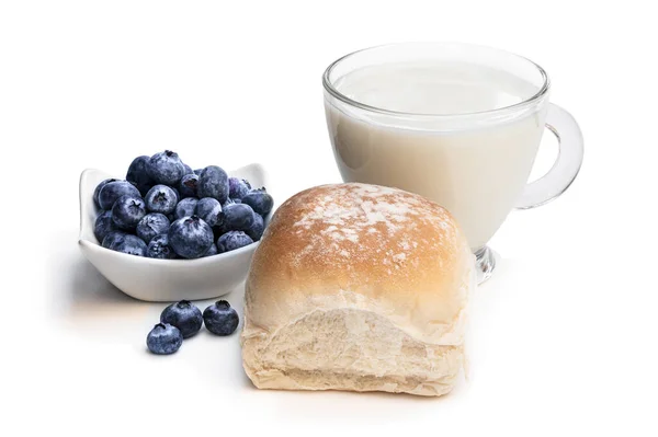 焼きたての小麦パンにブルーベリーと白に単離された牛乳のガラス — ストック写真