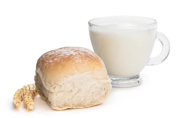 Frisch Gebackene Weizenbrötchen Und Glas Milch Isoliert Auf Weiß — Stockfoto