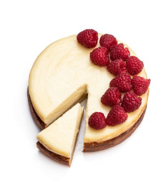 Beyaz üzerine ahududulu ev yapımı cheesecake. Üst görünüm 