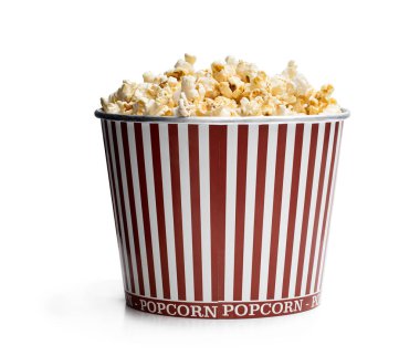 Beyaz üzerine izole edilmiş koca bir kova patlamış mısır. 