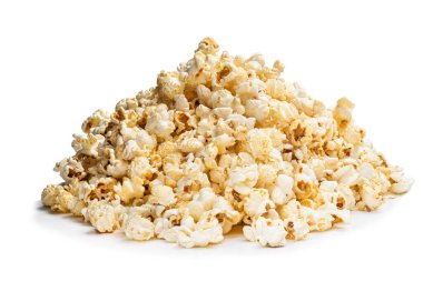 Beyaz üzerine izole edilmiş patlamış mısır yığını. 