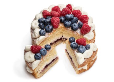 Krem şantili ve meyveli Victoria keki beyaza izole edilmiş. 