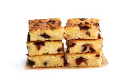 Beyaz üzerine izole edilmiş ev yapımı süzme peynir güveci. 