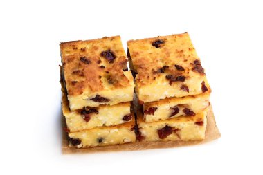 Beyaz üzerine izole edilmiş ev yapımı süzme peynir güveci. 