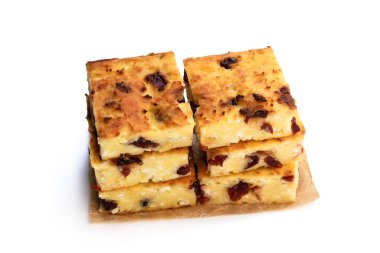 Beyaz üzerine izole edilmiş ev yapımı süzme peynir güveci. 