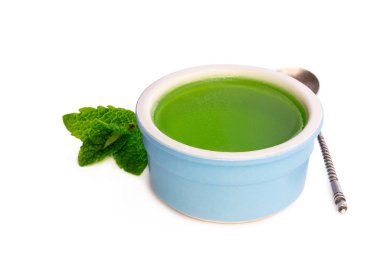 Beyaz tencerede izole edilmiş nane jölesi 