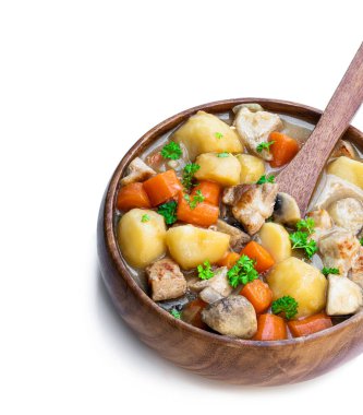 Ahşap kasede sebzeli domuz yahnisi. Beyazın üzerinde izole edilmiş. 