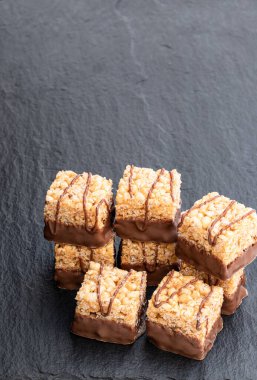 Mini pilav ve şurup siyah taş arka planda dilimler. 