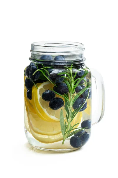 用柠檬和蓝莓分离的玻璃瓶脱毒水 — 图库照片
