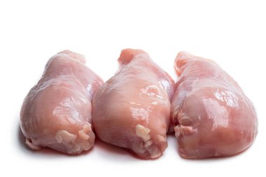 Beyaz arka plan üzerinde izole çiğ tavuk göğsü 