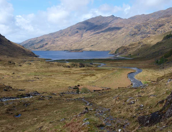 Rzeki Finiskaig płynącej do Higlands Loch Nevis, Szkocja, zachód — Zdjęcie stockowe