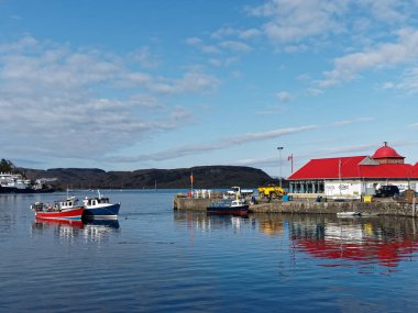 Oban, İskoçya, Mayıs-8, 2015, Oban bay, tekneler ve deniz ürünleri r Balık tutma
