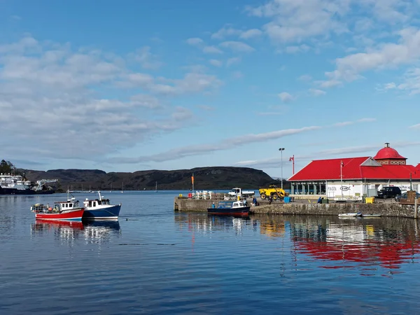 Oban, Skottland,-8 maj, 2015, Oban bay, fiske båtar och skaldjur r — Stockfoto