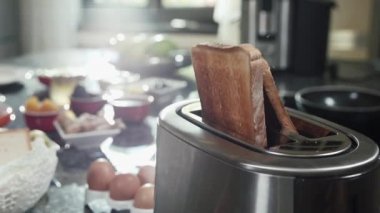 Ekmek kızartma makinesi yavaş hareket--dan haşhaş yukarıya kavrulmuş tost ekmeği