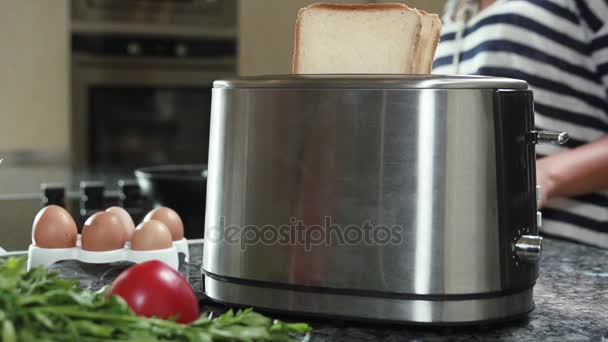 Pan tostado saltando de la tostadora en cámara lenta — Vídeos de Stock