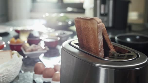 Pan tostado saltando de la tostadora en cámara lenta — Vídeos de Stock