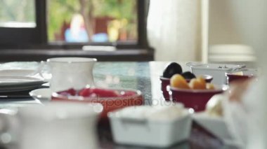 Kahvaltı hazırlarken adamın atış kapatın