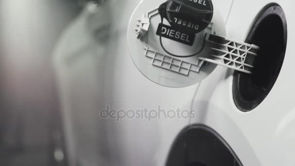 Close-up shot van de invoeging van het mondstuk en Pompen benzine — Stockvideo