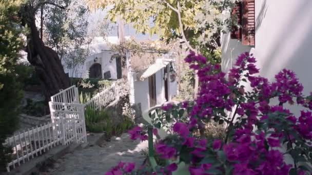 Vista de la calle del hermoso pueblo de Chipre — Vídeo de stock