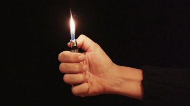 Karanlık ve parlak yaktı çakmak