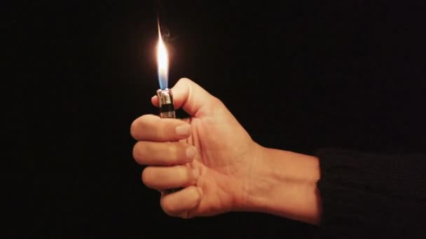 Feuerzeug, das im Dunkeln angezündet wird & leuchtet — Stockvideo
