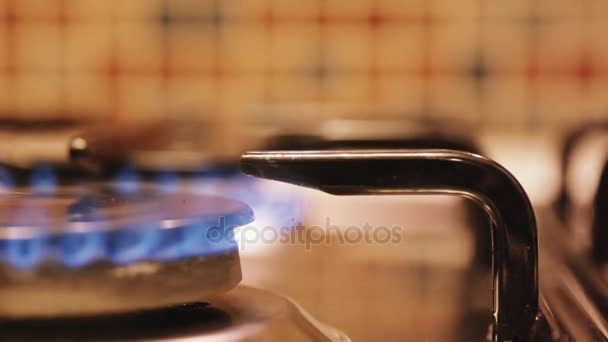 La flamme du brûleur de la cuisinière au ralenti — Video