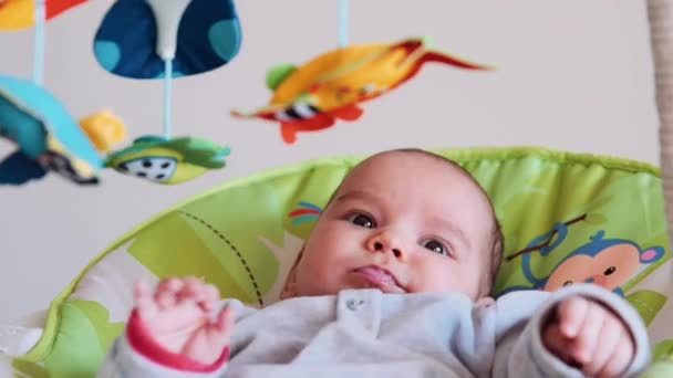 Pequeño bebé lindo balanceándose en casa — Vídeos de Stock