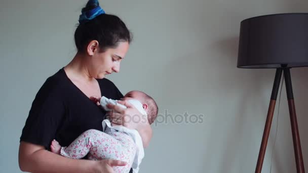 Madre sosteniendo a su familia bebé en casa — Vídeo de stock
