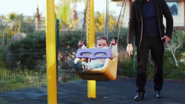 Père et enfant s'amusent à l'aire de jeux — Video