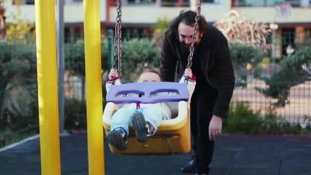 Père et enfant s'amusent à l'aire de jeux — Video