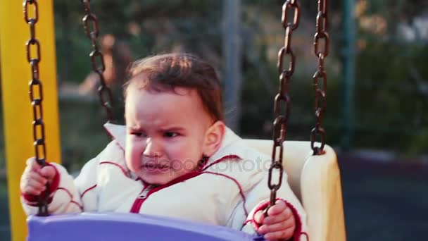 Niño infeliz en swing — Vídeos de Stock