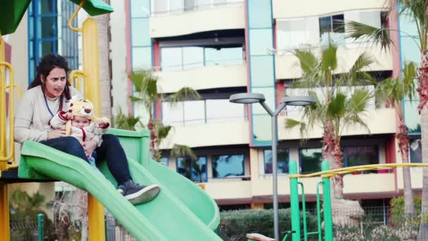 Mãe e criança se divertem no playground — Vídeo de Stock